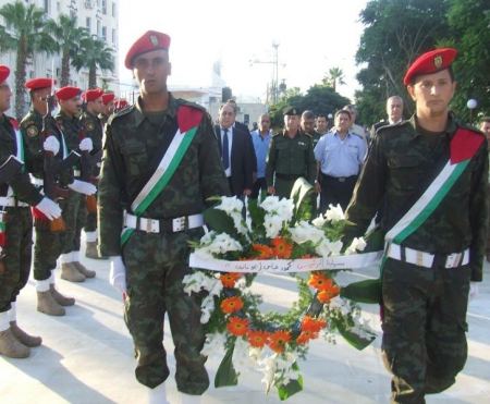 محافظ محافظة جنين وقائد المنطقة وقادة المؤسسة الأمنية يضعون أكاليل من الزهور على صرح الشهيد بمناسبة عيد الأضحى المبارك